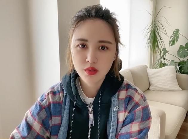 张歆艺录制视频为防疫加油 称宅家期间学会好多菜