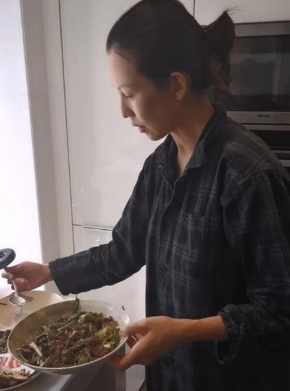 蔡少芬宅家为张晋做美食 穿居家服素颜出镜显憔悴