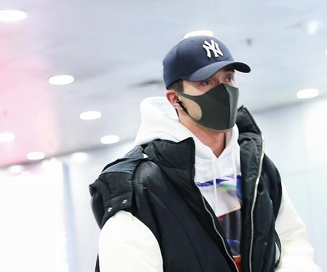 “帝君”高伟光穿棉服显呆萌可爱 戴口罩难掩帅气