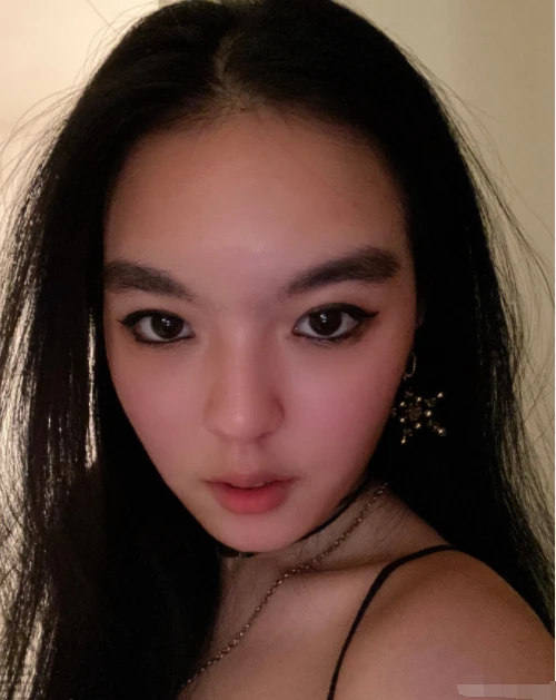 李咏女儿法图麦画性感猫眼妆 穿比基尼大秀好身材