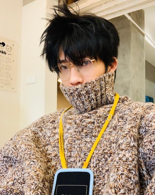 井柏然鸡窝头造型超个性 高领毛衣遮面慵懒范十足