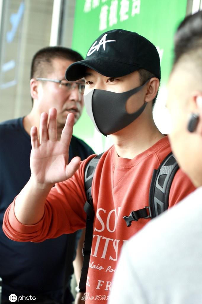 黄轩一袭元气红卫衣现身 与粉丝亲切招手问安十足暖心