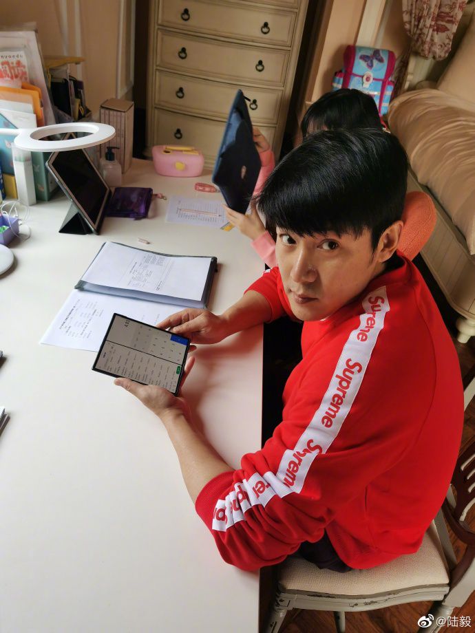 陆毅宅家辅导贝儿功课 自夸小学数学满分父女背影显温馨