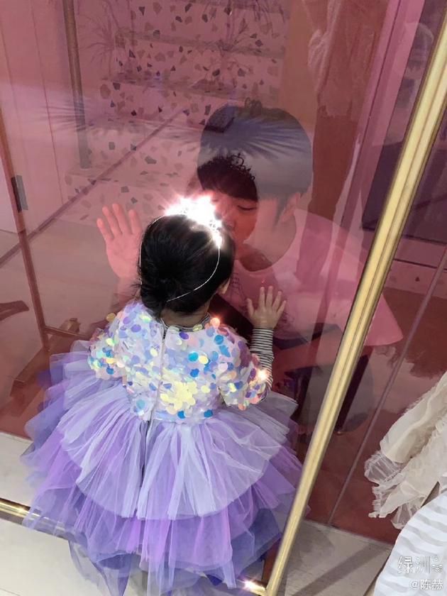 陈赫看女儿穿公主裙满脸宠溺 隔玻璃亲吻画面有爱