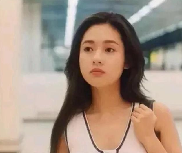 李丽珍22岁爱女近照曝光，撞脸港姐陈法拉