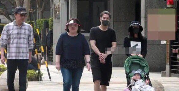 赵又廷高圆圆全家出街 一岁女儿首曝光乖巧可爱