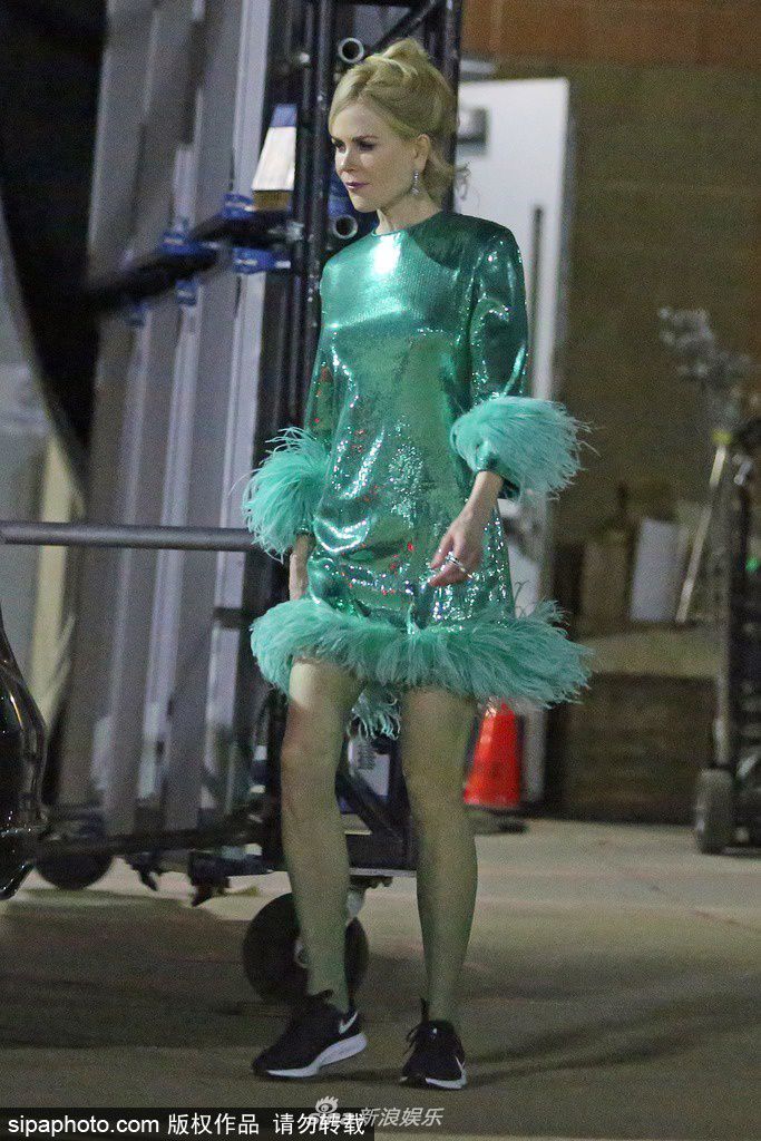 妮可-基德曼现身电影拍摄现场 绿色亮片裙秀纤细身材