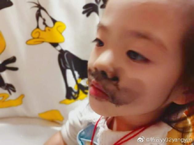 杨云分享女儿“胡子大仙”糗照 网友：更像哥哥了