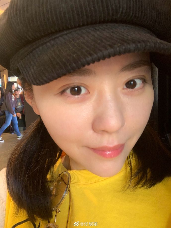 张靓颖晒自拍喊话粉丝帮修图 戴贝雷帽甜笑尽显少女感