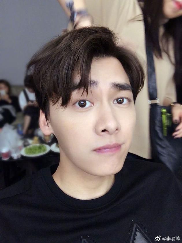 李易峰自拍帅气挑眉超抢镜:一会儿来看自信的眉毛