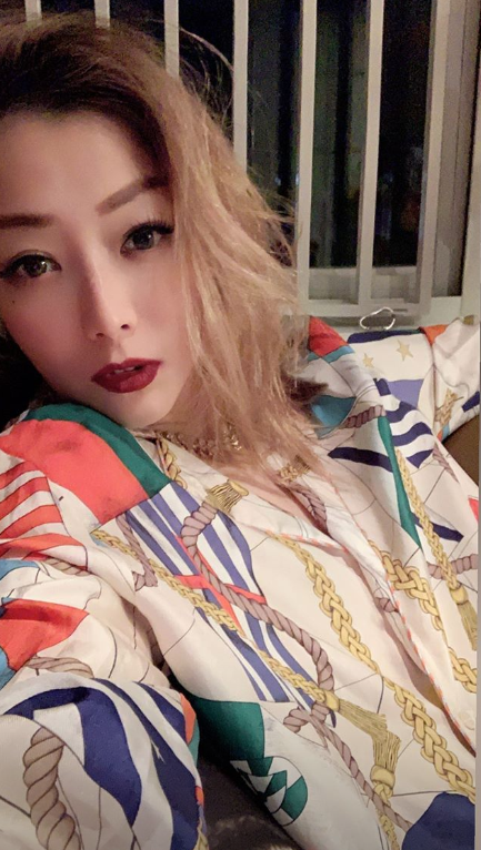 47岁郑秀文晒自拍妆容精致 求保养秘籍