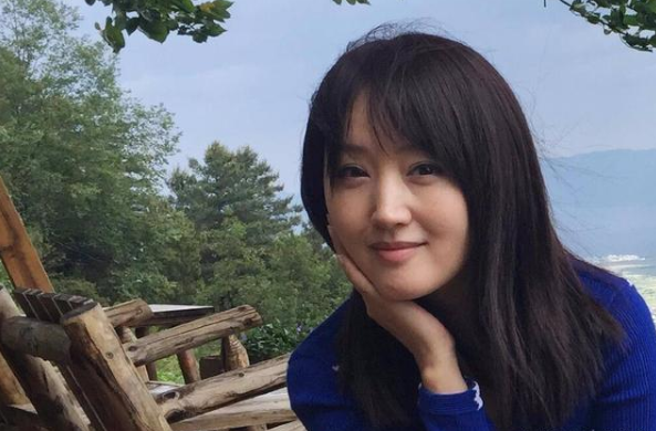48岁杨钰莹现身商演 穿粉衣身材发福脸变圆