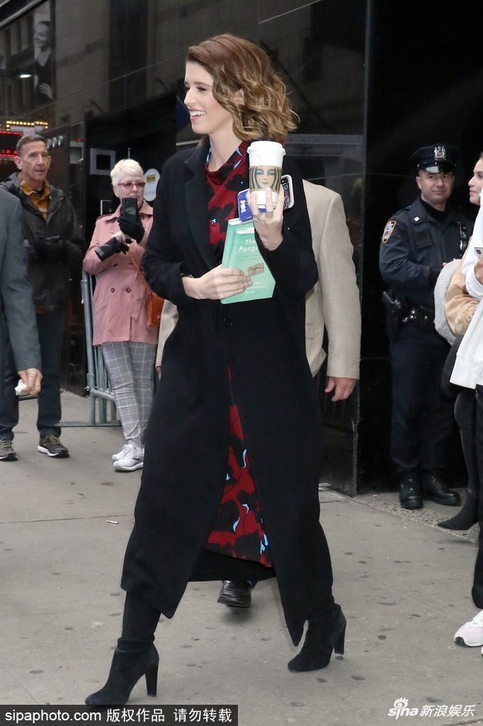 “星爵”娇妻凯瑟琳纽约为新书宣传 穿印花裙一展好气质