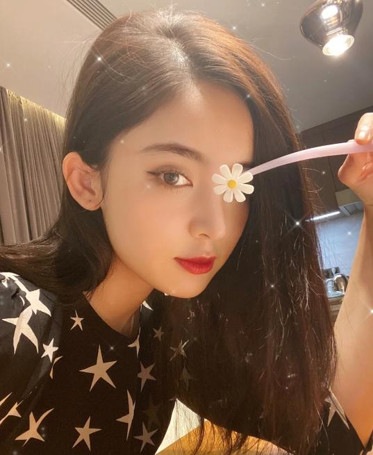 古力娜扎晒美照营业 美艳动人