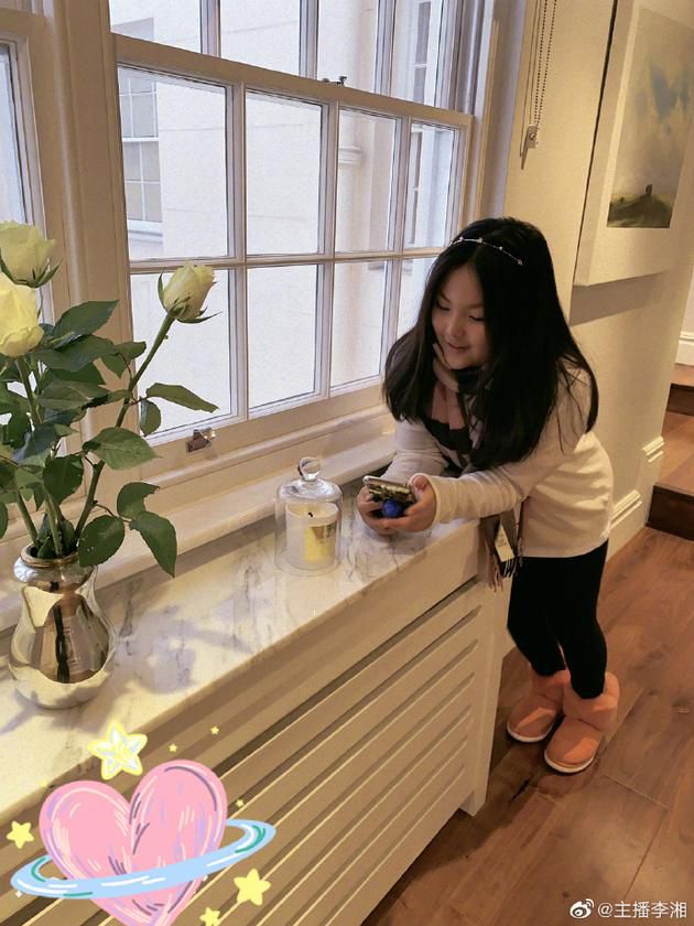 李湘炫耀女儿会做菜了 王诗龄低头甜笑尖下巴明显