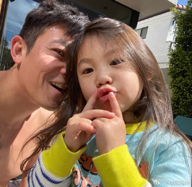 陈冠希晒与女儿温馨合照 Alaia嘟嘴卖萌俏皮可爱