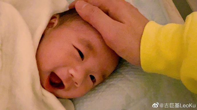 古巨基首晒儿子正面照 小宝宝张嘴吐舌大眼萌化