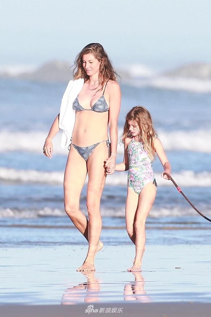 吉赛尔·邦辰穿比基尼带女儿度假 两人海滩遛狗美似拍大片