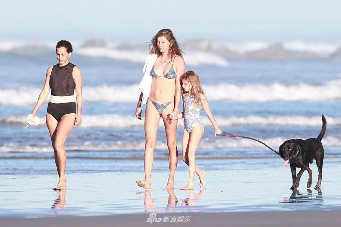 吉赛尔·邦辰穿比基尼带女儿度假 两人海滩遛狗美似拍大片