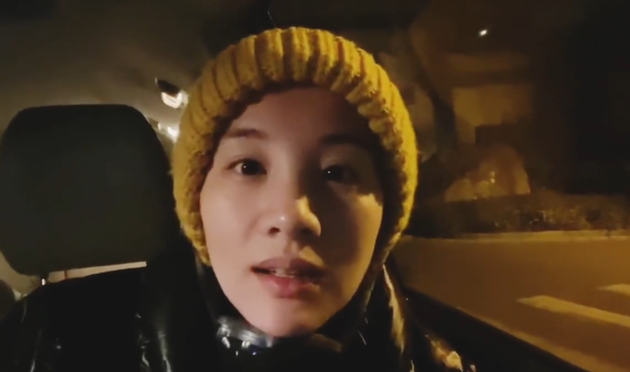 章龄之在家录节目架相机 调侃世上最丑要学无止境