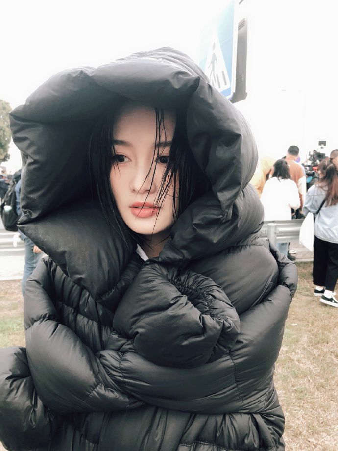 李沁拍水戏秀发湿透变落汤鸡 裹羽绒服保暖难掩脱俗气质