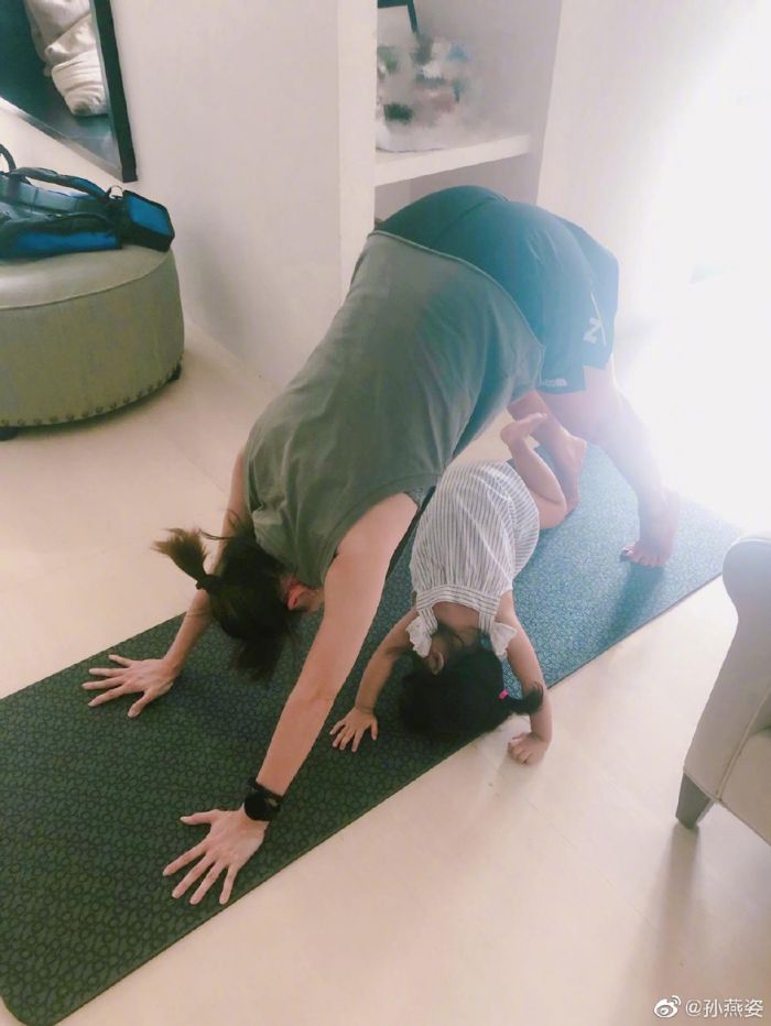 孙燕姿和女儿练瑜伽玩躲猫猫