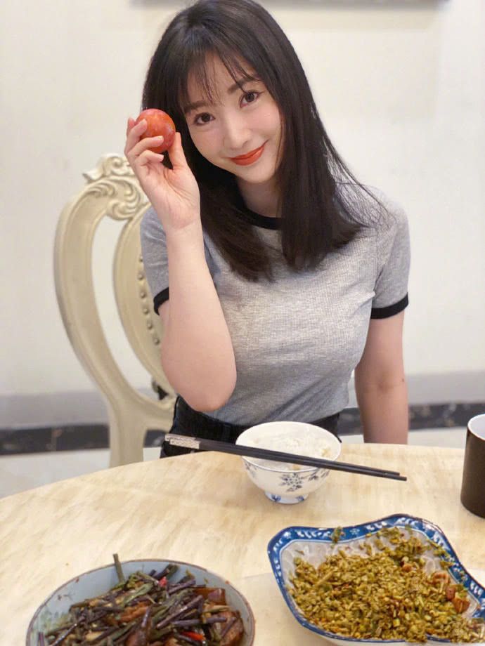 柳岩分享居家生活晒美食 蛮腰纤细好身材抢镜十足