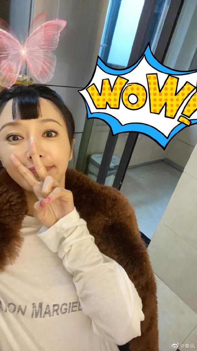 秦岚晒可爱自拍 梳古典风刘海对镜比耶超少女