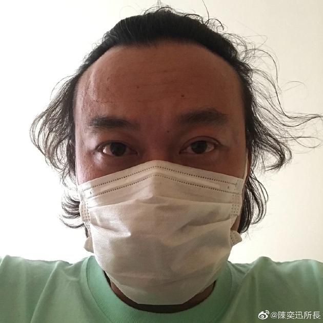 陈奕迅久违晒自拍口罩遮面 暖心鼓励：乌云会散去