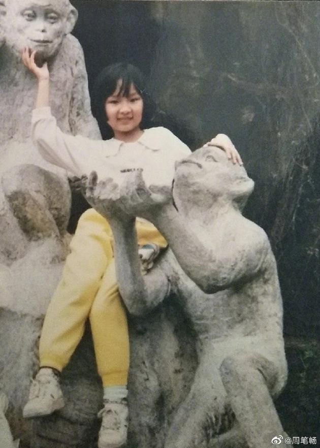 人间小可爱！周笔畅小时候坐在猴子雕塑上摆pose合照