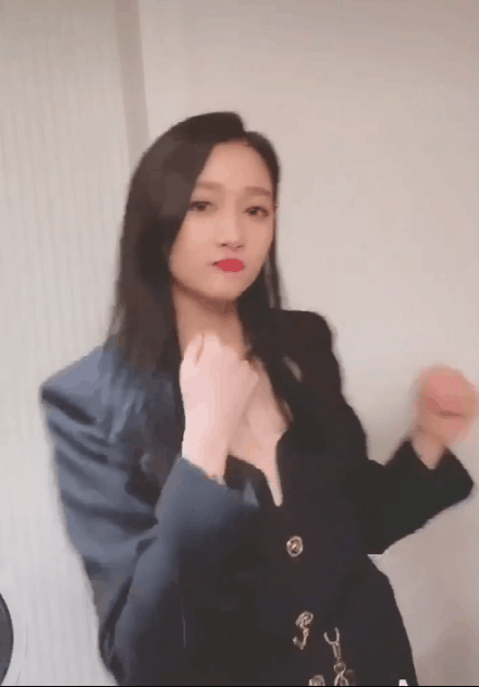 关晓彤面色红润状态不错 低领短裙秀出好身材