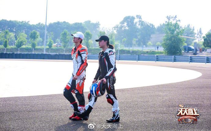 王一博与尹正胡夏参加摩托车比赛 自称摩托车是“女朋友”