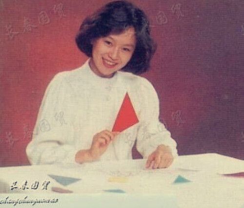 鞠萍30年前旧照曝光 笑容甜美亲和力十足