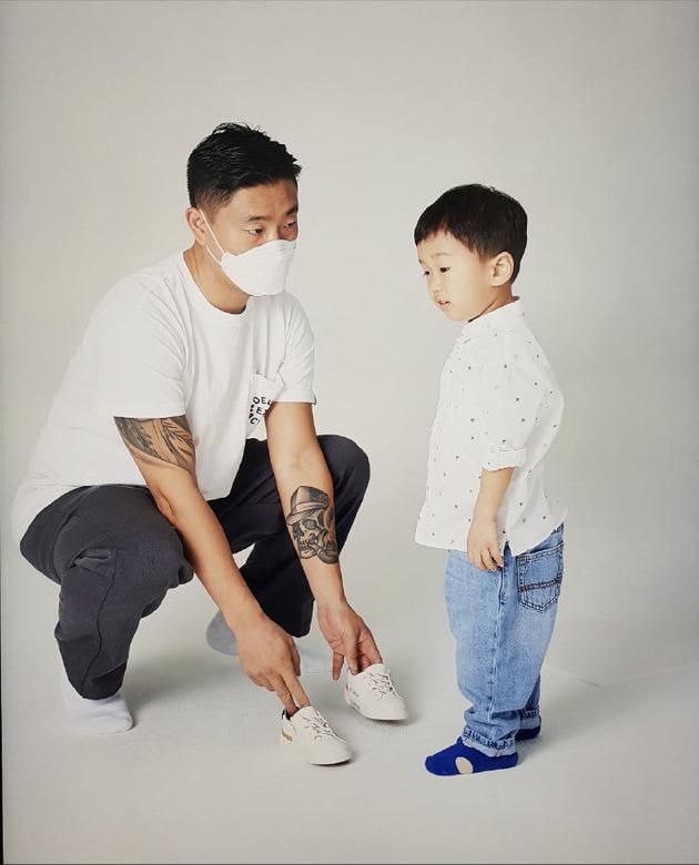 姜gary晒亲子照为小好提鞋 幽默称是儿子的经纪人