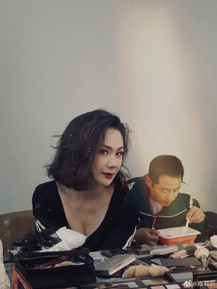 程莉莎低胸装大秀性感 郭晓东站身后头也不抬只顾吃