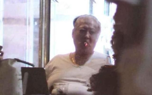 68岁洪金宝罕见露面显老态，大金链子抽雪茄，身体肥胖出行靠轮椅