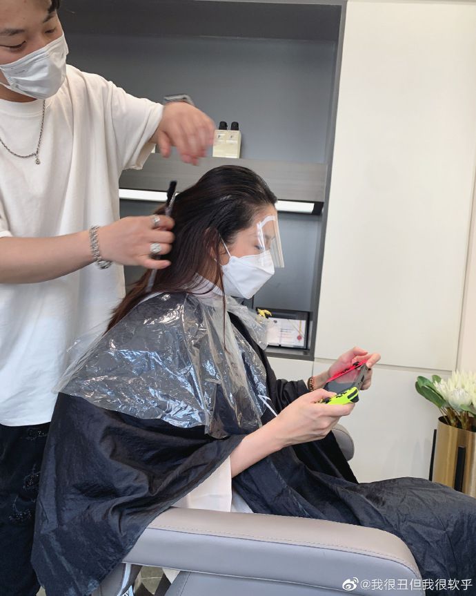 张子萱剪刘海造型染新发色 对镜自拍露甜笑俏皮减龄
