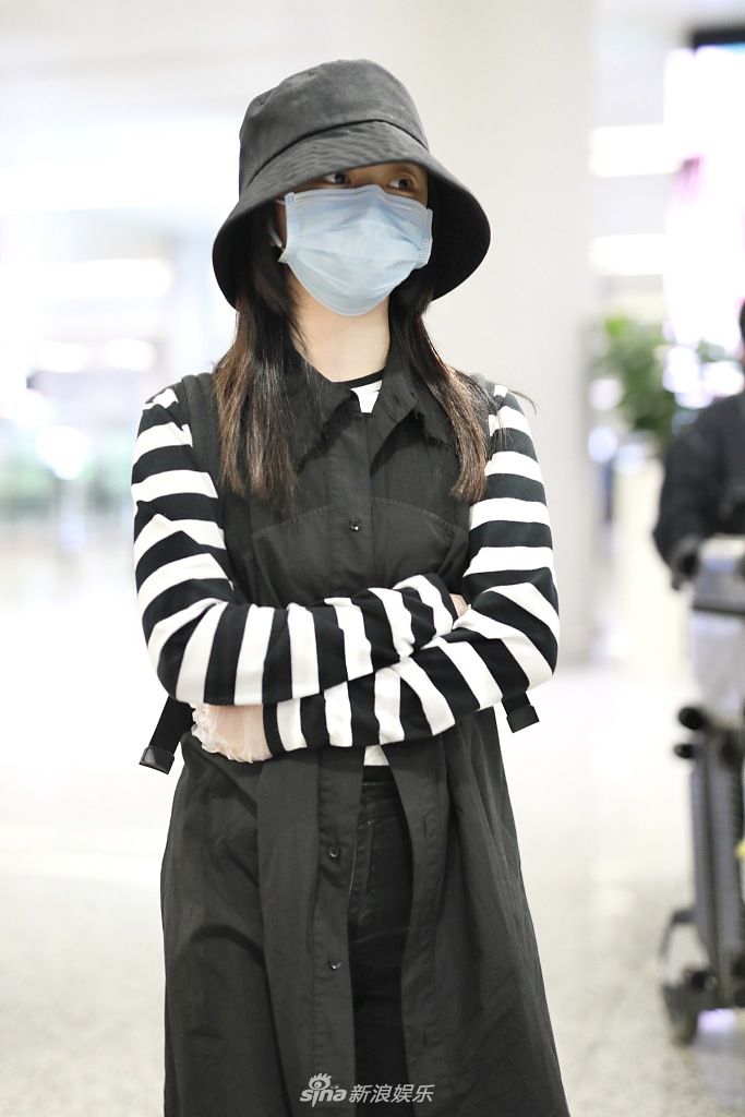 谭松韵素颜穿条纹衣现身机场 走路气势十足又美又飒
