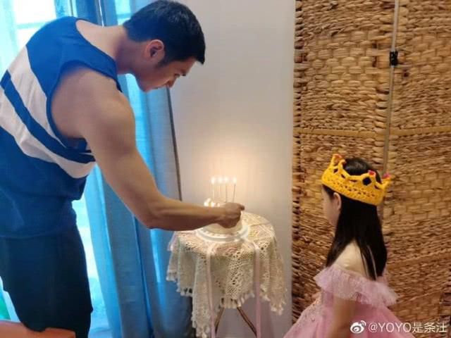 张梓琳为女儿庆生，老公满身肌肉一旁点蜡烛，4岁胖妹身高成亮点