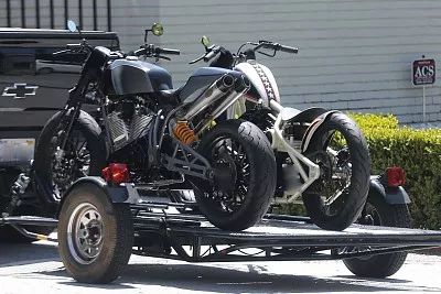皮特豪购两辆炫酷摩托车 量身定制款尽显炫酷风格