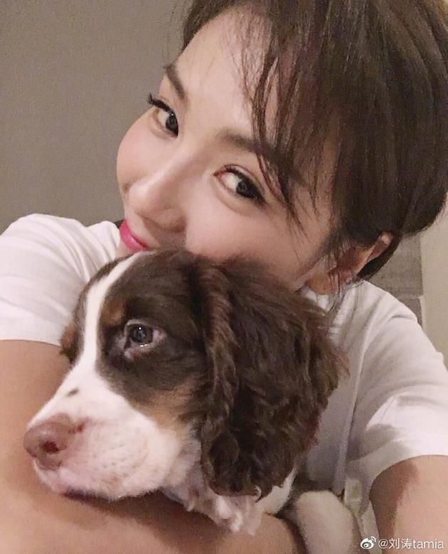 刘涛上线营业抱狗狗自拍 睫毛浓密卷翘少女感十足