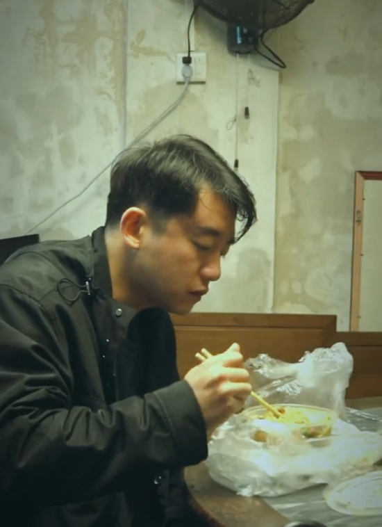郑恺剧组享受美食吃相豪迈 放言杀青后就能瘦下来