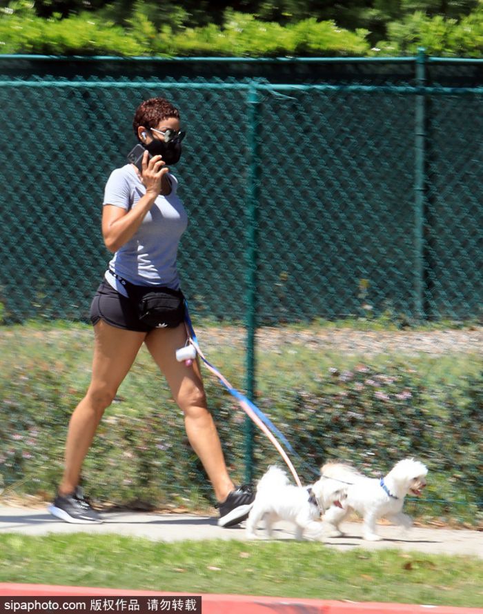女星妮科尔·墨菲带爱犬散步 T恤配运动短裤身材苗条状态好