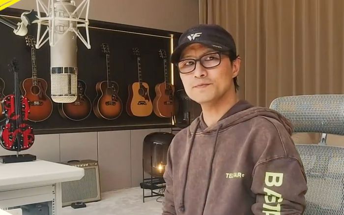 汪峰演唱《往昔的野草》，身后吉他、游戏机抢镜