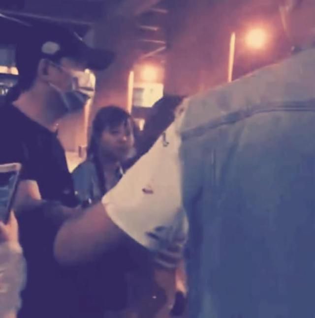 暖心！潘粤明机场为女粉丝劝架，搂肩拉进怀中轻声安抚