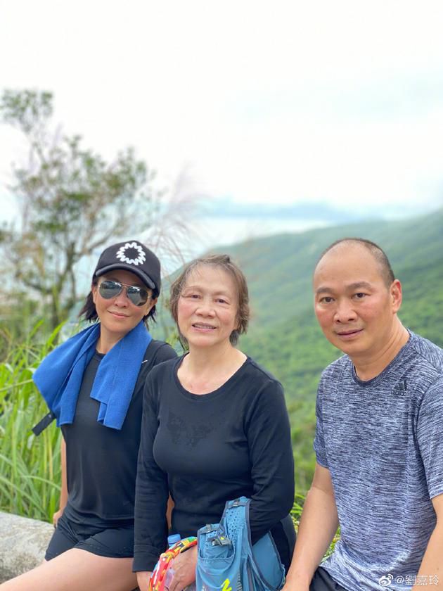 刘嘉玲与母亲弟弟登山气色好 暖心夸赞家人有进步