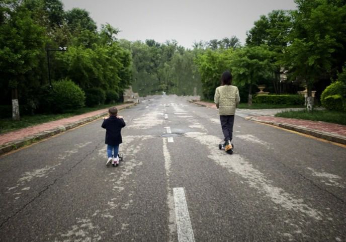 多多姐弟饭后运动玩滑板车，弟弟“自驾上路”背影可爱