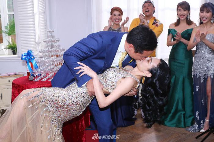 王思佳与老公结婚三年首同框 两人下腰热吻甜煞众人