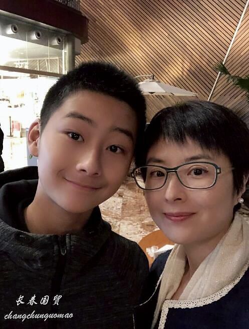 张泉灵14岁儿子近照曝光，母子同框画面温馨幸福。
