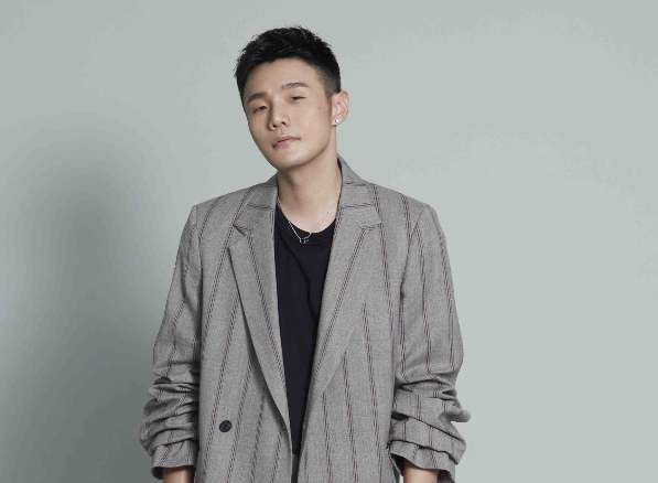 李荣浩发文怒怼自家物业：办事效率低，训住户像训孙子